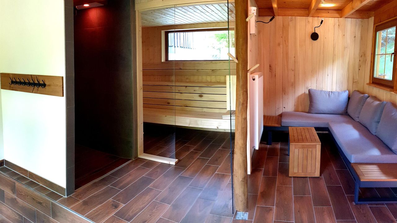 Sauna mit Relax Bereich Sauna mit Relax Bereich